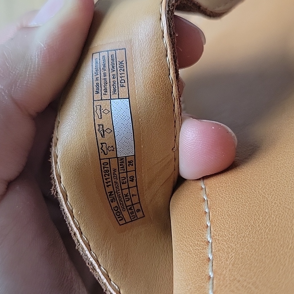 UGG Carey Flip Slide size 9 - Picture 5 of 6